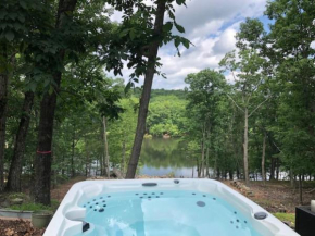 Lakefront 8 bd house, hot tub, pool and poker table, canoe East Stroudsburg